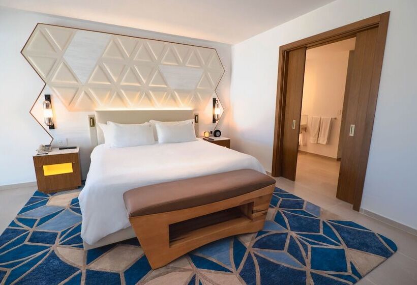 מיטת קינג בסוויטה, Hard Rock Hotel & Casino Punta Cana   All Inclusive