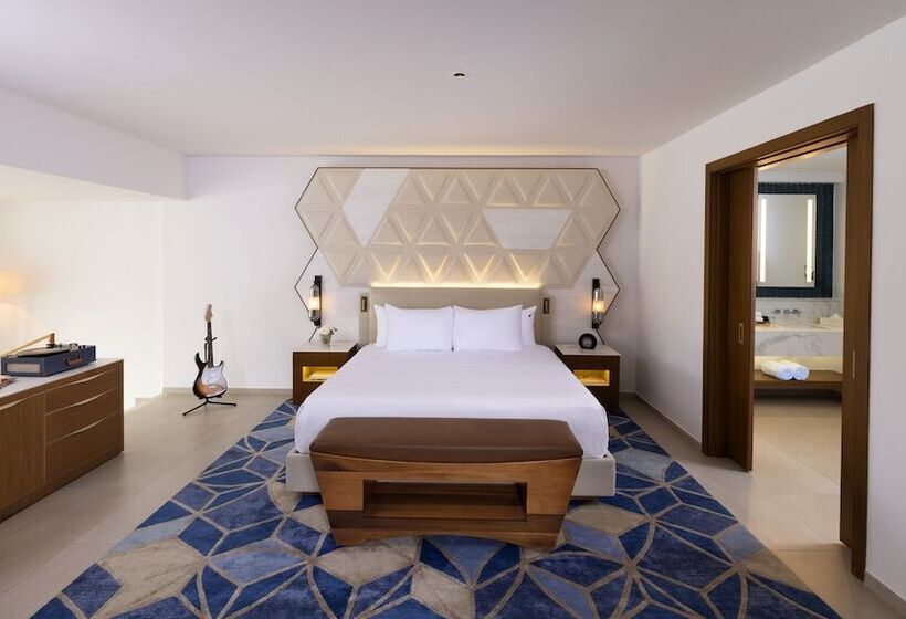 מיטת קינג בסוויטה, Hard Rock Hotel & Casino Punta Cana   All Inclusive