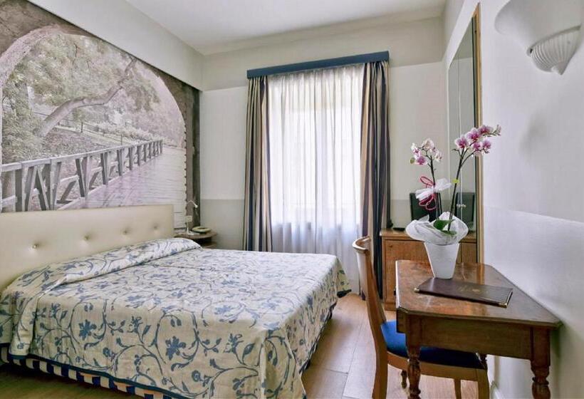 اتاق اکونومی, Lolli Palace