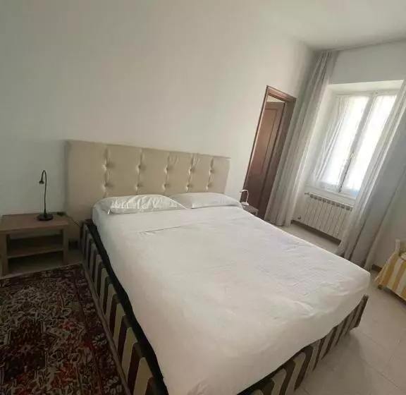 اتاق خانوادگی با چشم‌انداز جانبی دریا, Lolli Palace