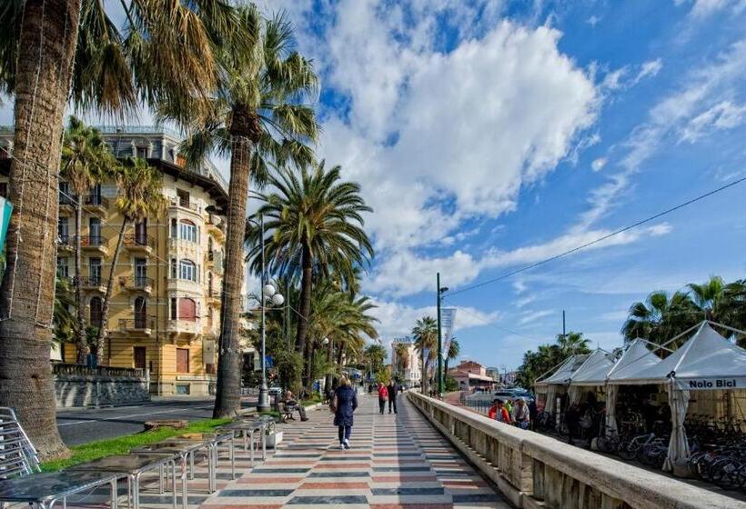 غرفة قياسية إطلالة جانبية علي البحر, Lolli Palace