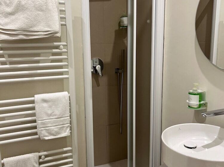 غرفة إقتصادية فردية, Lolli Palace