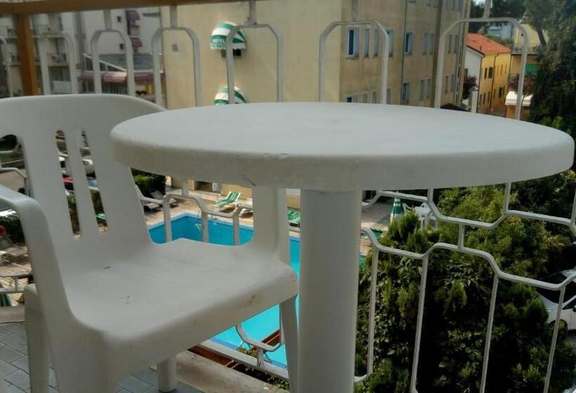 Трехместный Номер Стандарт с Балконом, Hotel MaxiHeron & Hotel MiniHeron