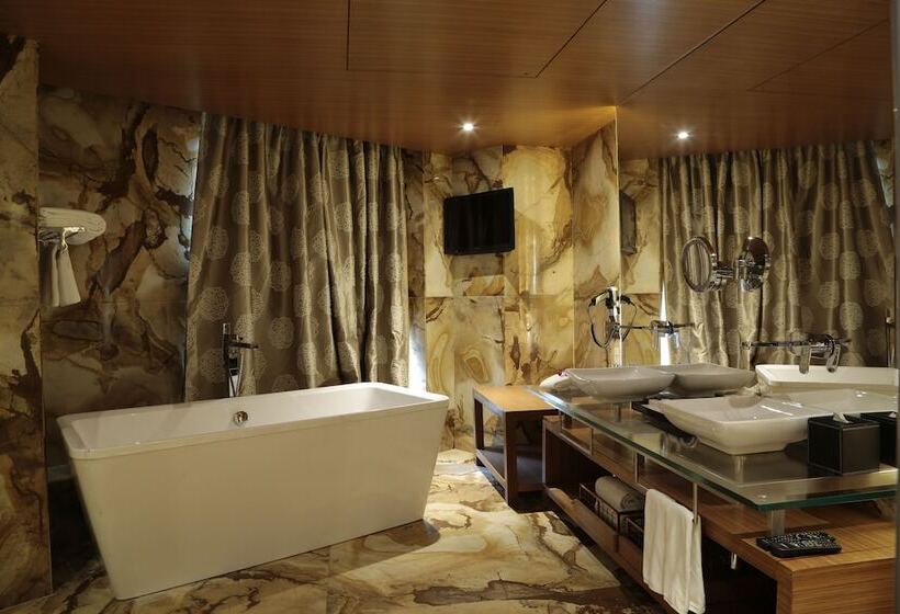 سوئیت با تخت بزرگ, Sahara Star