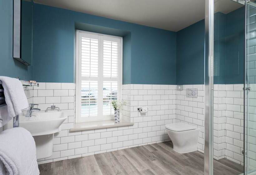 חדר סופריור, The Ship Inn