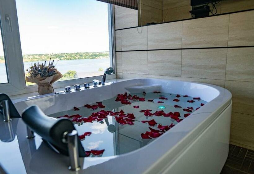 سوئیت با وان آب گرم, Kodatskiy Kosh