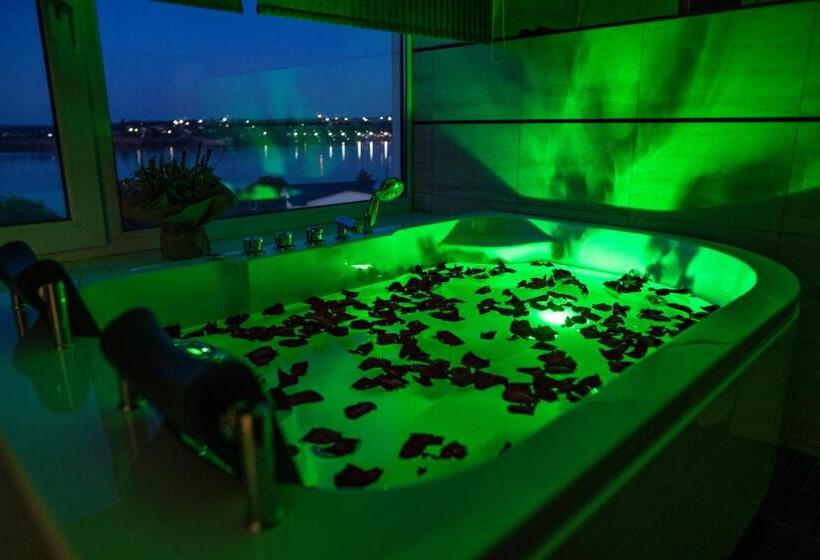 سوئیت با وان آب گرم, Kodatskiy Kosh