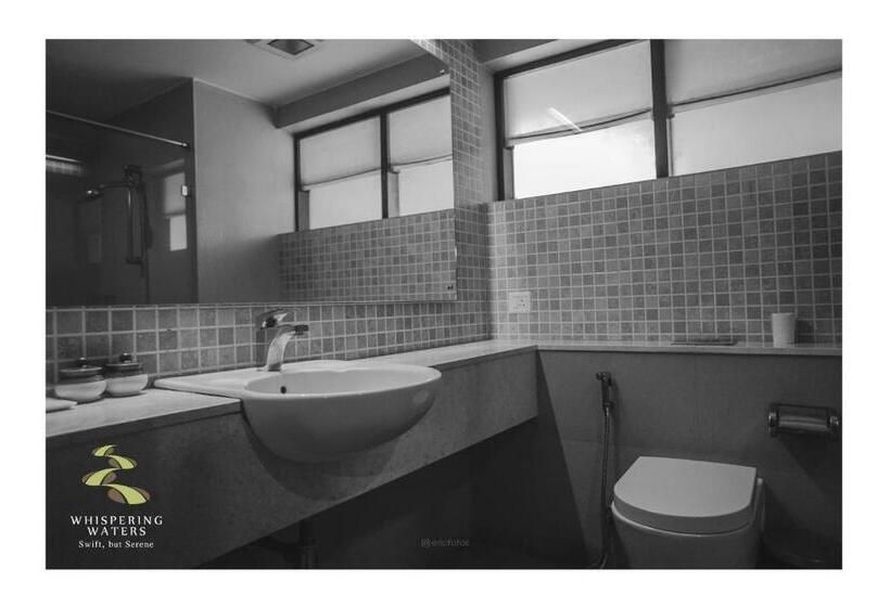 Deluxe room with river view, Whispering Waters