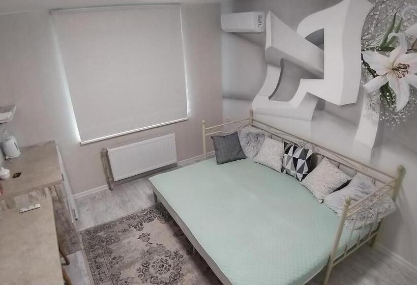 إستوديو قياسى, Molex Apartments 3