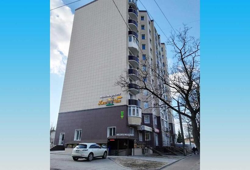 غرفة قياسية رباعية مزودة بشُرفة, Molex Apartments 3