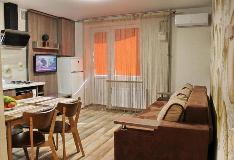 غرفة قياسية رباعية مزودة بشُرفة, Molex Apartments 3