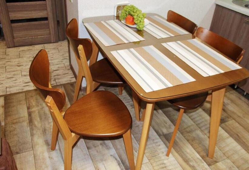 غرفة قياسية رباعية مزودة بشُرفة, Molex Apartments 3