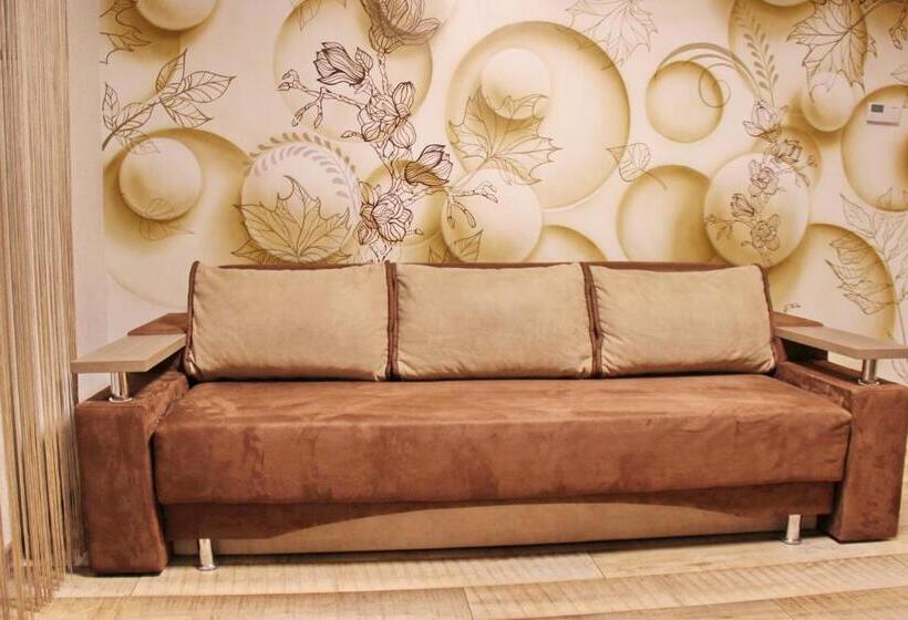 غرفة قياسية رباعية مزودة بشُرفة, Molex Apartments 3