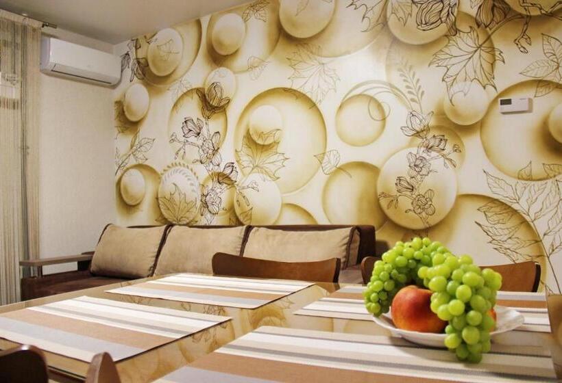 غرفة قياسية رباعية مزودة بشُرفة, Molex Apartments 3