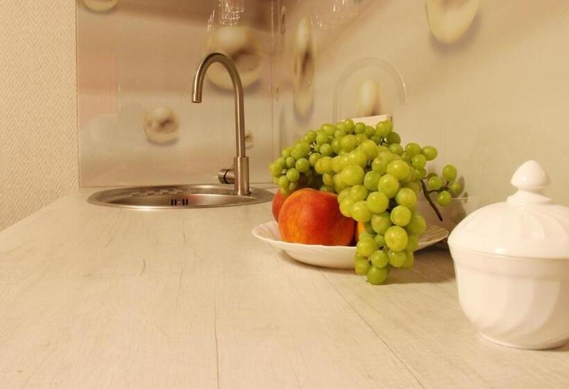 غرفة قياسية رباعية مزودة بشُرفة, Molex Apartments 3