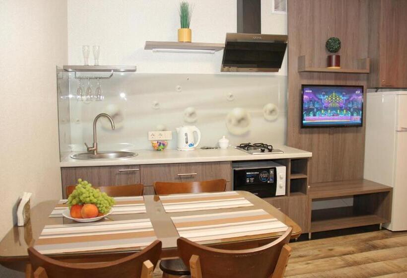 غرفة قياسية رباعية مزودة بشُرفة, Molex Apartments 3