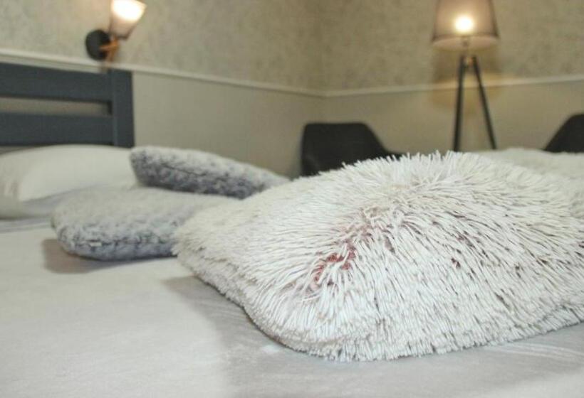 غرفة قياسية رباعية مزودة بشُرفة, Molex Apartments 3