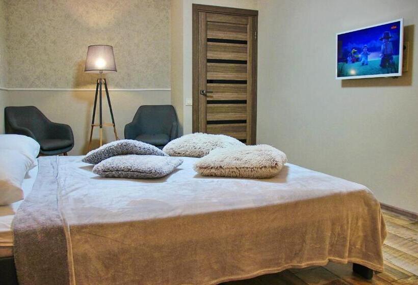 غرفة قياسية رباعية مزودة بشُرفة, Molex Apartments 3