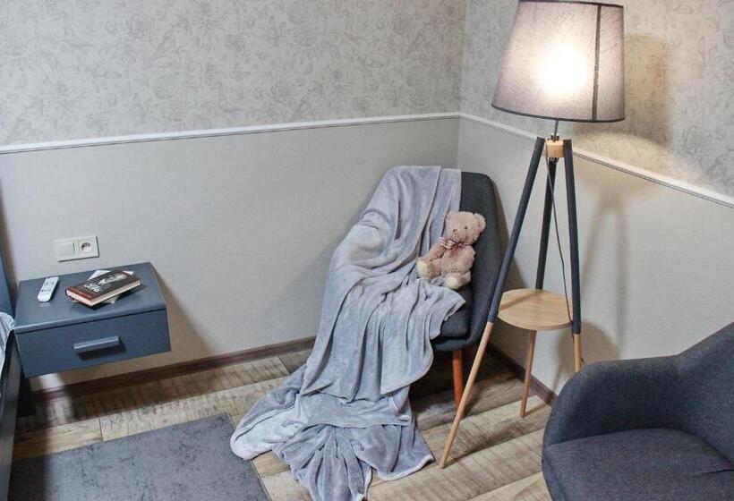 غرفة قياسية رباعية مزودة بشُرفة, Molex Apartments 3