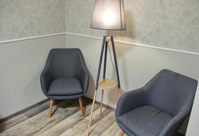 غرفة قياسية رباعية مزودة بشُرفة, Molex Apartments 3