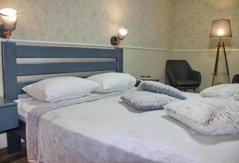 Standard Neljän Hengen Huone Parveke, Molex Apartments 3