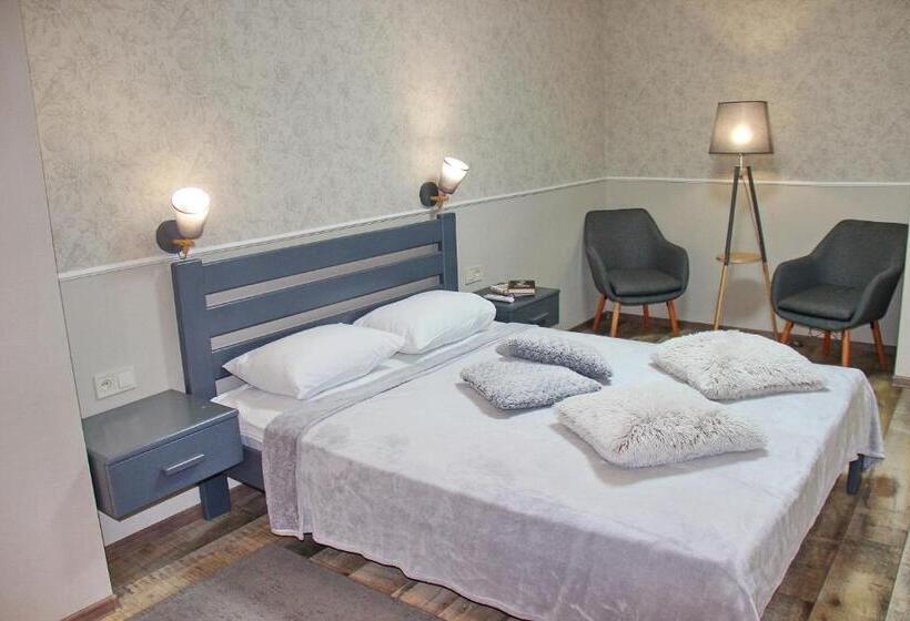 غرفة قياسية رباعية مزودة بشُرفة, Molex Apartments 3