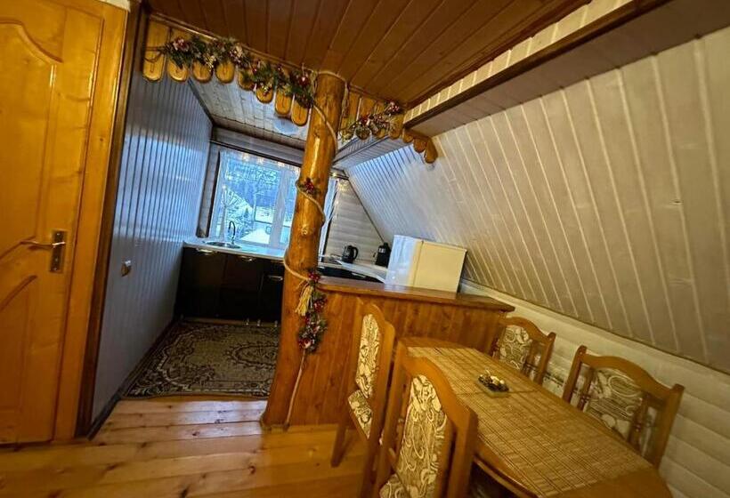 Family Suite, Sadyba U Anastasijky