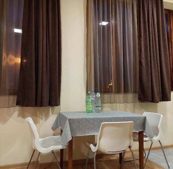 استودیوی استاندارد, Guest House Gege