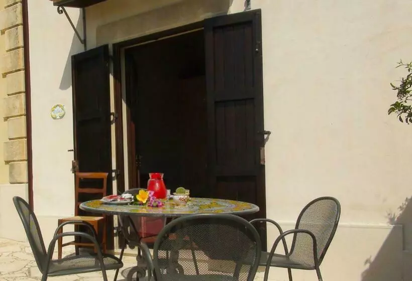 اتاق خانوادگی, La Corte Del Sole