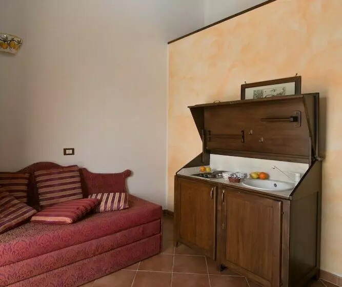 اتاق خانوادگی, La Corte Del Sole