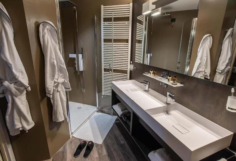 جناح, Maranello Palace