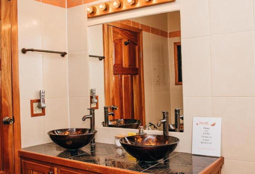 جناح إدارى, Mariposa Jungle Lodge