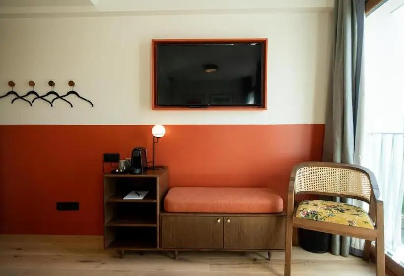 Chambre Supérieure, The People Paris Nation