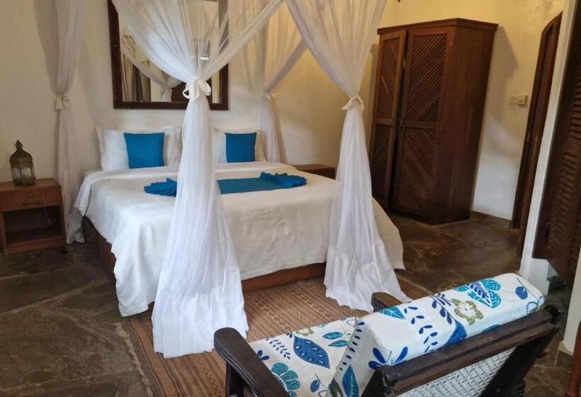 اتاق خانوادگی با چشمانداز باغ, Asha Boutique