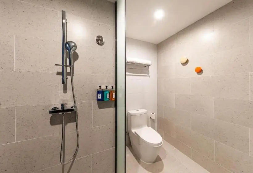キングサイズベッドのスイートルーム, Holiday Inn Express Shanghai Baoyang, An Ihg
