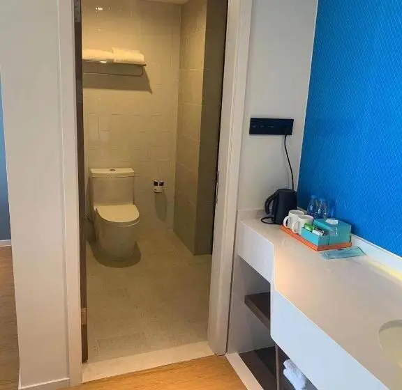 キングサイズベッドのスイートルーム, Holiday Inn Express Shanghai Baoyang, An Ihg