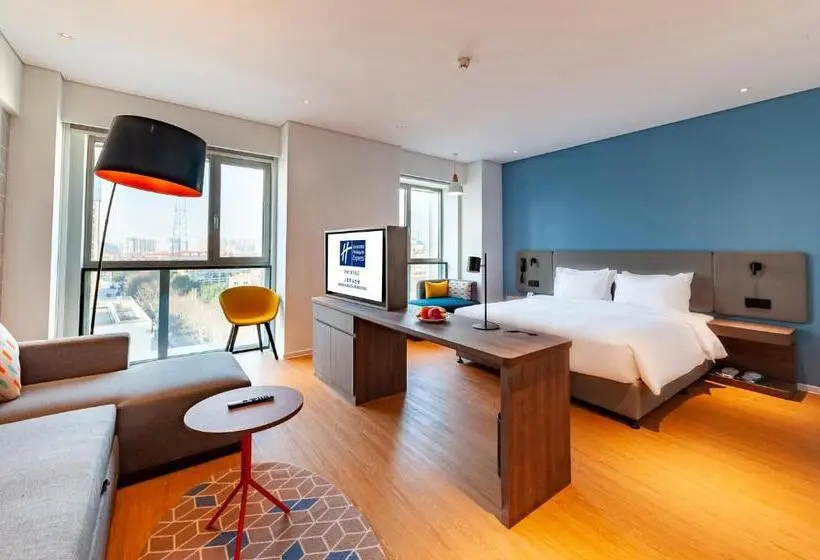 キングサイズベッドのスイートルーム, Holiday Inn Express Shanghai Baoyang, An Ihg
