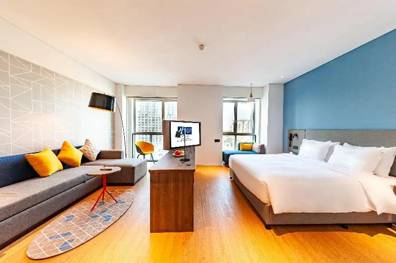 キングサイズベッドのスイートルーム, Holiday Inn Express Shanghai Baoyang, An Ihg