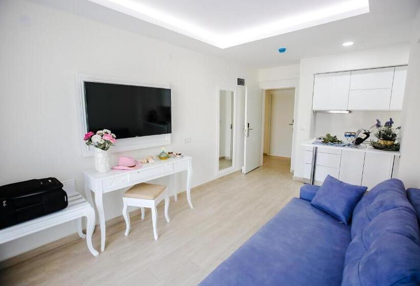 Suite with Balcony, Princess Kinli Suites