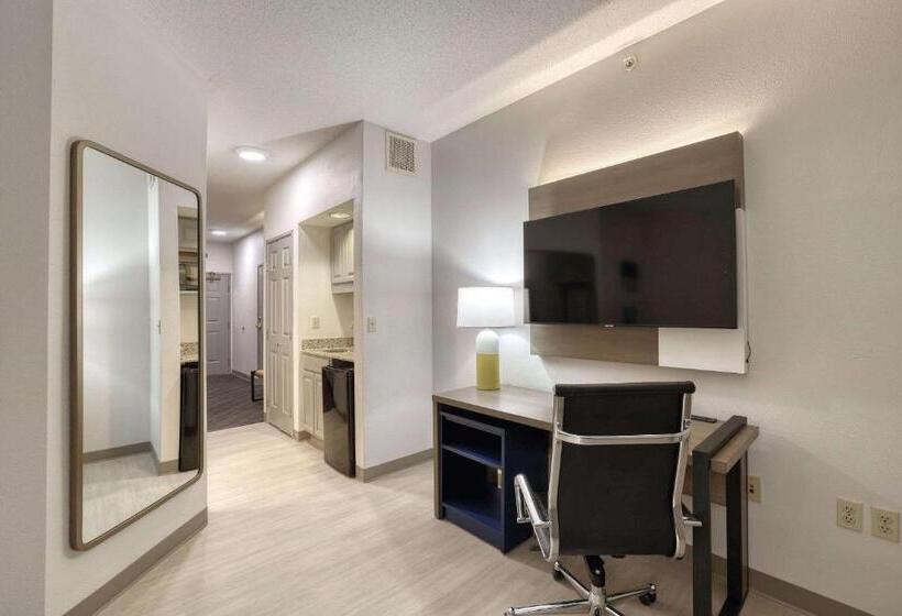 سوییت, Comfort Suites Milwaukee Airport