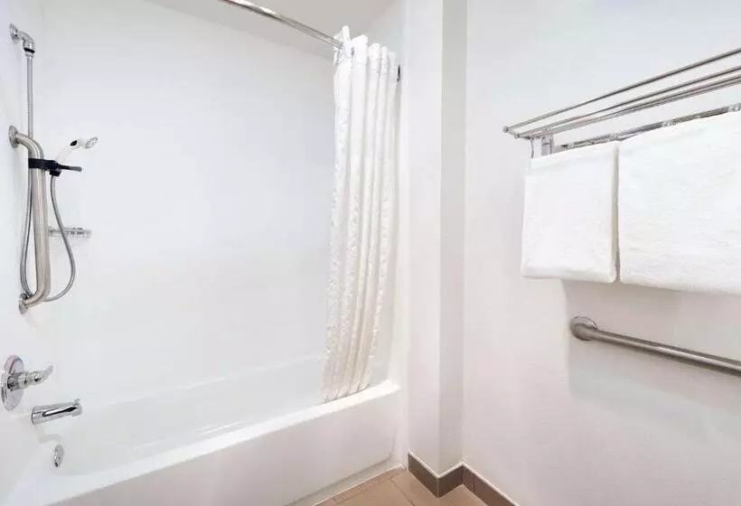 سوئیت برای معلولان, Comfort Suites Milwaukee Airport
