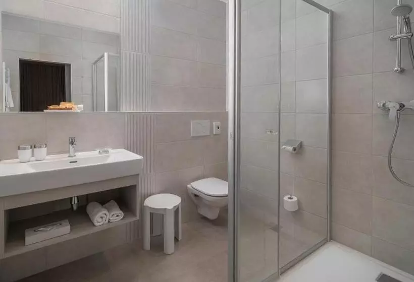 Standard Kolmen Hengen Huone, Post Wrann