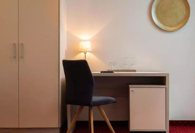 Standard Kolmen Hengen Huone, Post Wrann