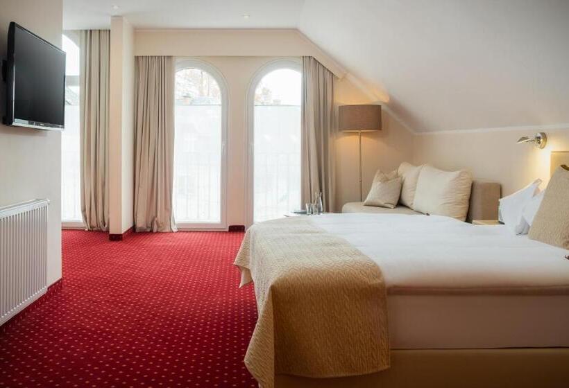 חדר סטנדרט לשלושה, Post Wrann