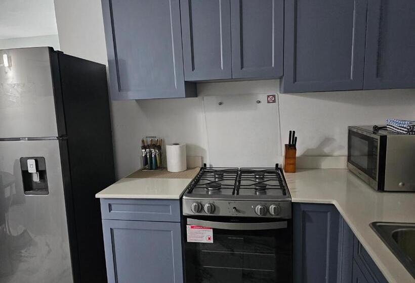 سوییت با چشمانداز دریا, Roots Cafe Rooms