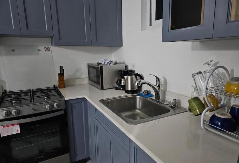 سوییت با چشمانداز دریا, Roots Cafe Rooms