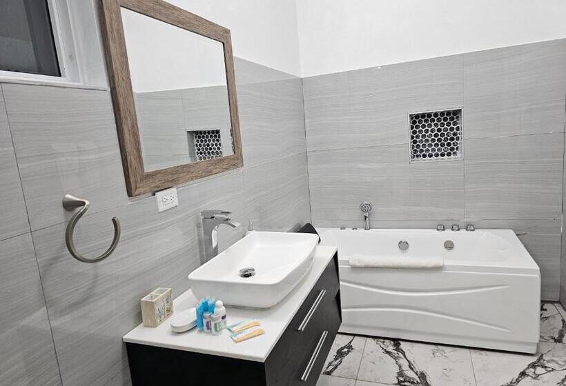 سوییت با چشمانداز دریا, Roots Cafe Rooms