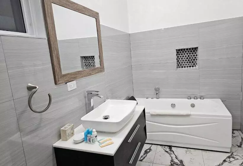 سوییت با چشم‌انداز دریا, Roots Cafe Rooms