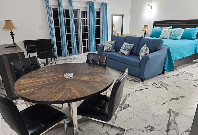 سوییت با چشمانداز دریا, Roots Cafe Rooms