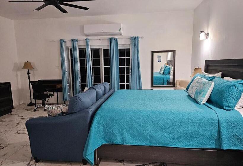 سوییت با چشمانداز دریا, Roots Cafe Rooms